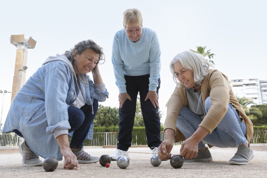 idosos fazendo atividades recreativas